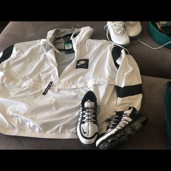 Wind breaker hoodie - Picture 1 of 3